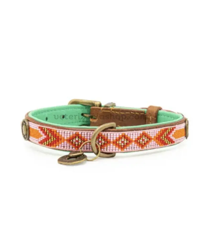 Detalle del collar para perro Pink Sweet Mae con cuentas decorativas y diseño exclusivo