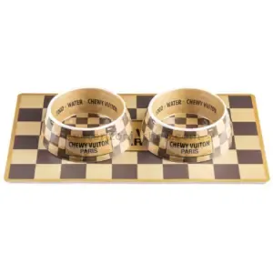 Set comederos Checker Chewy Vuiton Small con mantel – acabado dorado