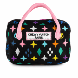 perro pequeño sosteniendo el juguete de lujo Chewy Vuiton Black Monogram de Veterizoniashop