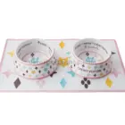 Set comederos + mantel Chewy Vuiton White (Small) – BPA-free, antideslizante