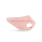 Abrigo para perro pelo rosa en vista lateral, tejido efecto peluche y diseño anatómico para razas pequeñas.