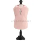 Abrigo para perro pelo rosa visto en maniquí, textura suave efecto peluche con apertura superior para arnés.