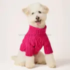 Perro mediano luciendo un suéter de punto trenzado rosa para perro, modelo invierno