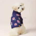 Suéter para Perros Posies Púrpura modelo sentado con jersey floral púrpura