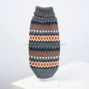 Grey Hexagon Alpaca Dog Sweater con patrón hexagonal en tonos gris, naranja, verde, azul y blanco sobre fondo blanco.