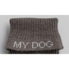 Detalle del jersey de lana para perro merino 100% en color tortora, vista del cuello alto.