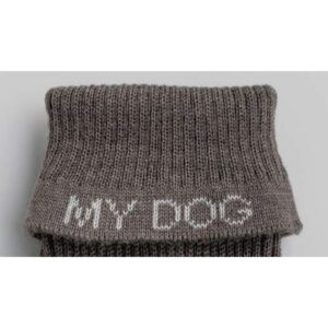 Detalle del jersey de lana para perro merino 100% en color tortora, vista del cuello alto.