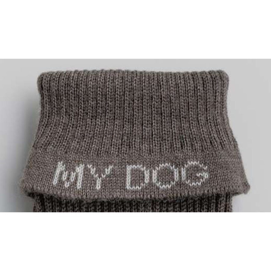 jersey-lana-merino-tortora-cuadrada-optimizada Detalle del jersey de lana para perro merino 100% en color tortora, vista del cuello alto.