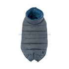 plumífero para perro azul visto desde arriba con detalle del acolchado térmico