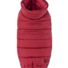 plumífero para perro rojo visto desde arriba con detalle del acolchado térmico