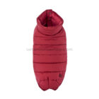 plumífero para perro rojo visto desde arriba con detalle del acolchado térmico