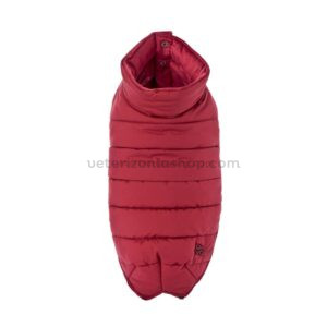 plumífero para perro rojo visto desde arriba con detalle del acolchado térmico