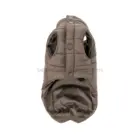 Plumífero para perro Ferribiella Levante Choco – detalle de la parte interior forrada en tejido polar y cierre de botones en el vientre (acabados de calidad y forro cálido).