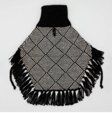 Poncho para perros de alpaca color negro Diamond con diseño artesanal y flecos.