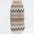 Suéter de lana de alpaca para perro beige con patrón geométrico artesanal visto de frente