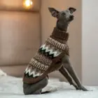Galgo italiano con suéter de lana de alpaca para perro Woolly Peaks color marrón con diseño artesanal invernal