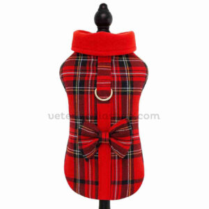 Abrigo arnés perro escocés rojo con cuello polar y lazo a juego en maniquí