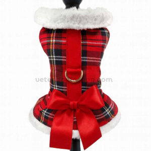 Abrigo arnés escocés para perro tipo vestido con lazo rojo y cuello de pelito blanco, mostrado en maniquí