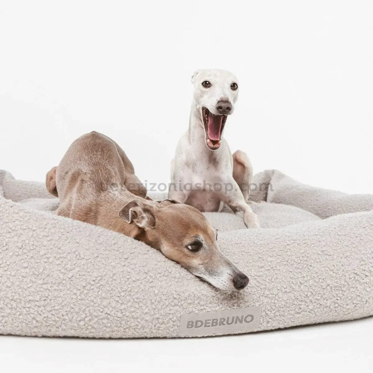 cama para perros borreguito greige con galgos descansando diseño Nuck Verona