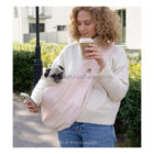 Bandolera para perros pequeños Sling Carrier Maya en uso real, cómoda y segura, ideal para paseos urbanos y transporte diario manteniendo al perro cerca del cuerpo.
