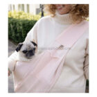 Primer plano de bandolera Sling Carrier Maya para perros pequeños, mostrando la comodidad, el ajuste ergonómico y la sensación de seguridad para el perro.