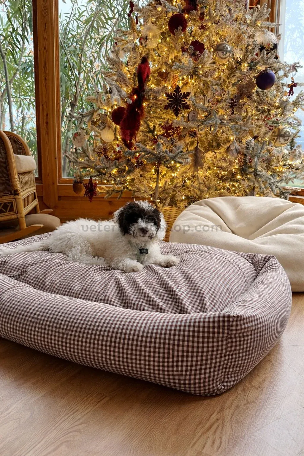 cama para perro desenfundable vichy marrón chocolate en salón