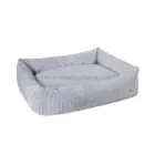 La cama para perro desenfundable rayas grises combina diseño moderno y máximo confort. Su funda extraíble permite un lavado fácil a 30 °C, manteniendo siempre el descanso de tu mascota limpio e higiénico. Disponible en 4 tallas y opción de nombre bordado personalizado.