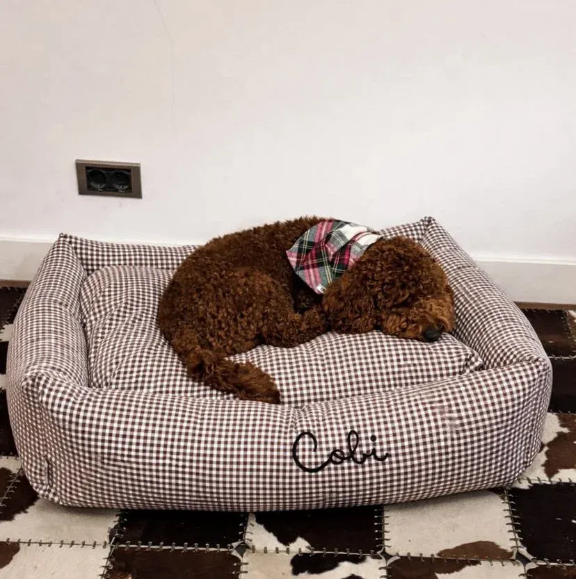 cama para perro desenfundable vichy marrón chocolate con bordado personalizado