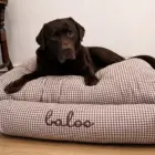 cama para perro desenfundable vichy marrón chocolate con bordado personalizado