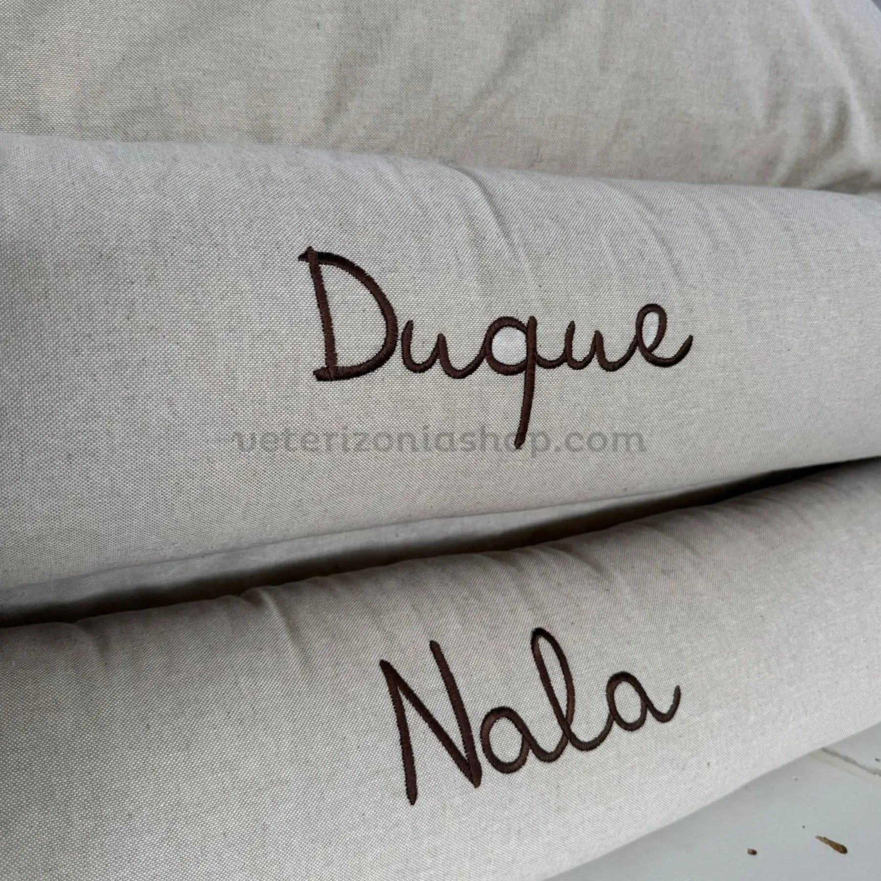 cama para perro beige con nombre bordado personalizable