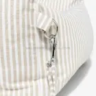 Detalle enganche asiento de coche para perros desenfundable con sistema de sujeción