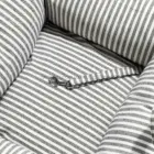 Detalle interior asiento de coche para perros rayas gris con correa de seguridad