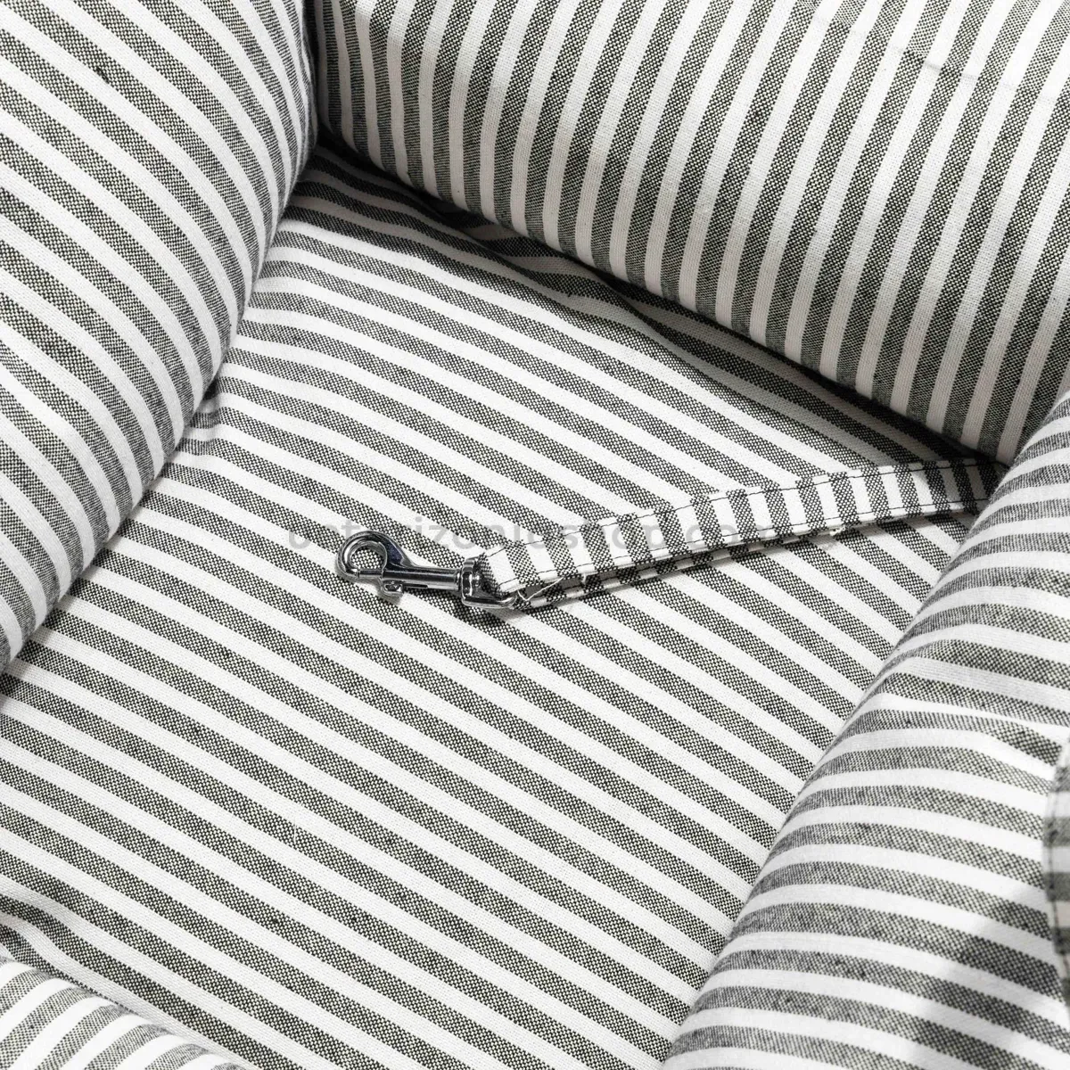 Detalle interior asiento de coche para perros rayas gris con correa de seguridad