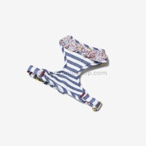 Arnés para perro ajustable rayas azul marino con detalle floral puesto en perro pequeño