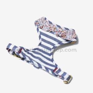 Arnés para perro ajustable rayas azul marino con detalle floral puesto en perro pequeño