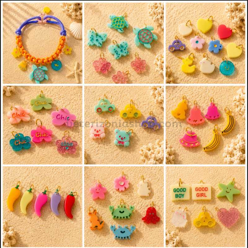 Collage de charms personalizados para collares de mascotas sobre fondo arena beige con diseño veraniego. Charms pastel de tortugas, corazones, flores, coches, frutas, campanas y figuras divertidas para personalizar collares de perros y gatos.