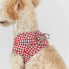 detalle arnés perro vichy rojo premium con cierre metálico ajustable