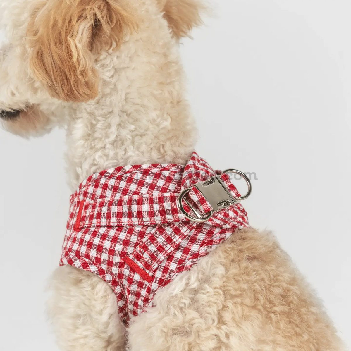detalle arnés perro vichy rojo premium con cierre metálico ajustable