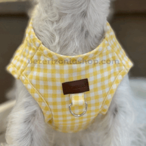 Perro pequeño con arnés wrap vichy amarillo premium ajustable y acolchado para paseos cómodos y seguros.