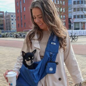 mujer llevando bandolera para perro pequeño denim