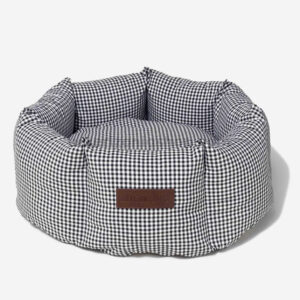 Cama para perro Vichy Negro premium desenfundable con diseño acolchado y estampado de cuadros negros y blancos.