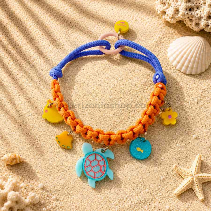 Collar con charms para perro modelo Océano sobre arena de playa