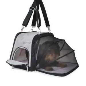 perro pequeño dentro de transportadora Mesh Bag Xtra extensible para viaje y cabina avión