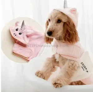 Perro con albornoz secador rosa y capucha de unicornio