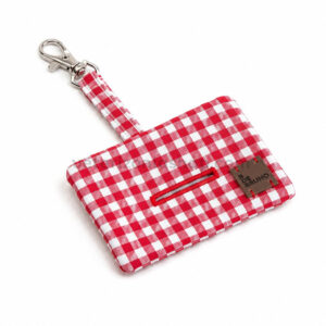 Portabolsas para perro Vichy Rojo con mosquetón metálico y diseño premium a juego para paseos cómodos y organizados.