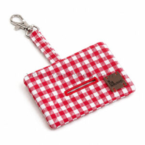 Portabolsas para perro Vichy Rojo con mosquetón metálico y diseño premium a juego para paseos cómodos y organizados.