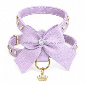 Arnés de piel color lavanda para perros con lazo decorativo, cristales Swarovski® y detalles dorados sobre fondo blanco