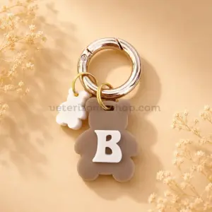 Chapa identificativa personalizada con inicial para perros modelo osito taupe con nombre y teléfono grabados