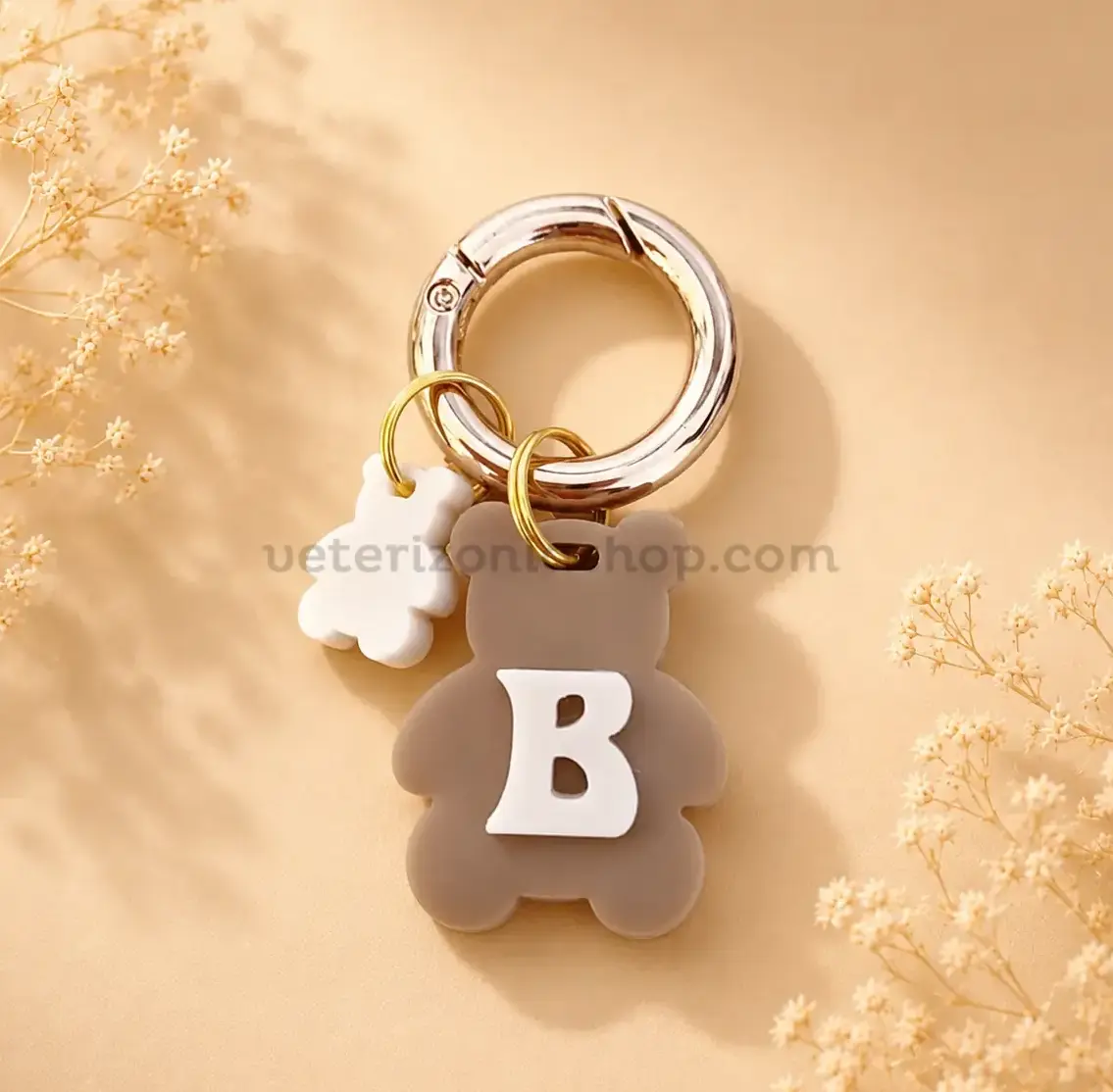 Chapa Identificativa Personalizada con Inicial para Perros – Modelo Osito Taupe Chapa identificativa personalizada con inicial para perros modelo osito taupe con nombre y teléfono grabados