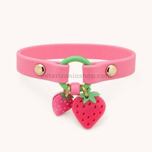 Collar identificativo para perros color rosa pastel con chapa personalizada y charm decorativo de fresas.